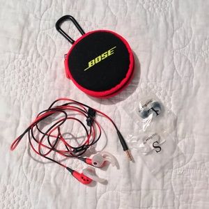 BOSE earphones with carrying case keychain